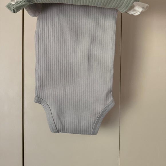 Set of 3 Carter’s 6m Shortsleeve ribbed bodysuit - Picture 3 of 4